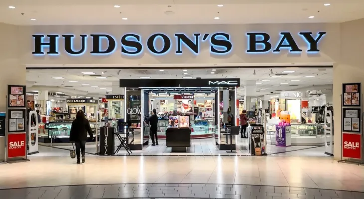 La fermeture des magasins “Hudson’s Bay” entraîne des pertes d'emplois dépassant le nombre d'employés de l'entreprise.