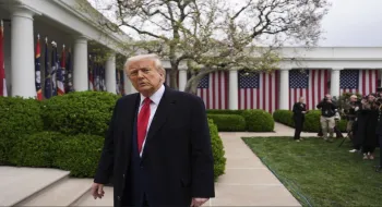 Trump renvoie plusieurs hauts responsables de la sécurité nationale après une réunion avec Laura Loomer, selon des sources de l'Associated Press.