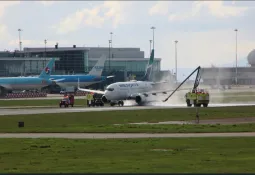 Fermeture temporaire d'une des pistes de l'aéroport de Vancouver après l'annulation du décollage d'un avion de WestJet.