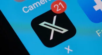 Elon Musk annonce la vente de la plateforme "X" à sa société spécialisée dans l'intelligence artificielle.