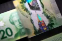 الدولار الكندي تحت الضغط: تراجع مستمر وسط تحديات اقتصادية محلية ودولية