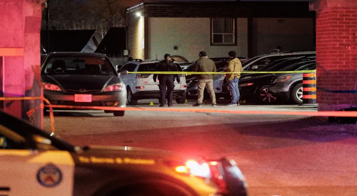 Toronto : la police recherche deux suspects dans une fusillade mortelle à Etobicoke.