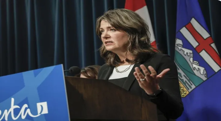 La première ministre de l'Alberta rejette les accusations de "trahison" en raison de ses réunions aux États-Unis.