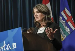 La première ministre de l'Alberta rejette les accusations de "trahison" en raison de ses réunions aux États-Unis.