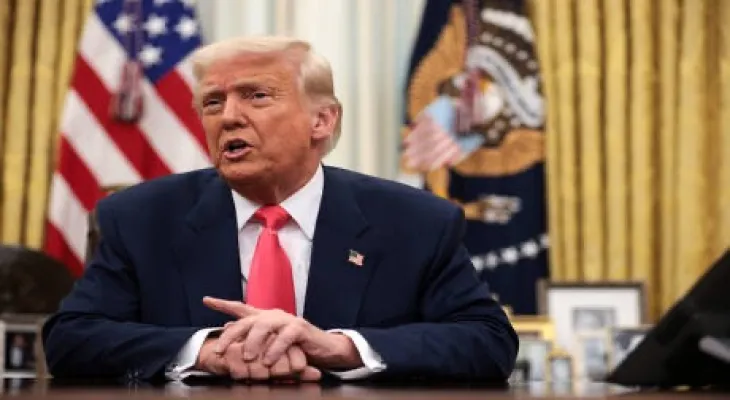 Trump impose des droits de douane de 25 % sur toutes les importations de voitures aux États-Unis.