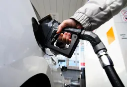 Taxe carbone entre promesses et réductions : un débat continu sur ses effets directs sur les Canadiens