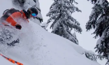 Avalanche claims the lives of three skiers by helicopter in British Columbia