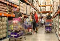 La consommation des consommateurs au Canada a diminué pour le deuxième mois consécutif, alors que les inquiétudes concernant la guerre des tarifs douaniers augmentent.